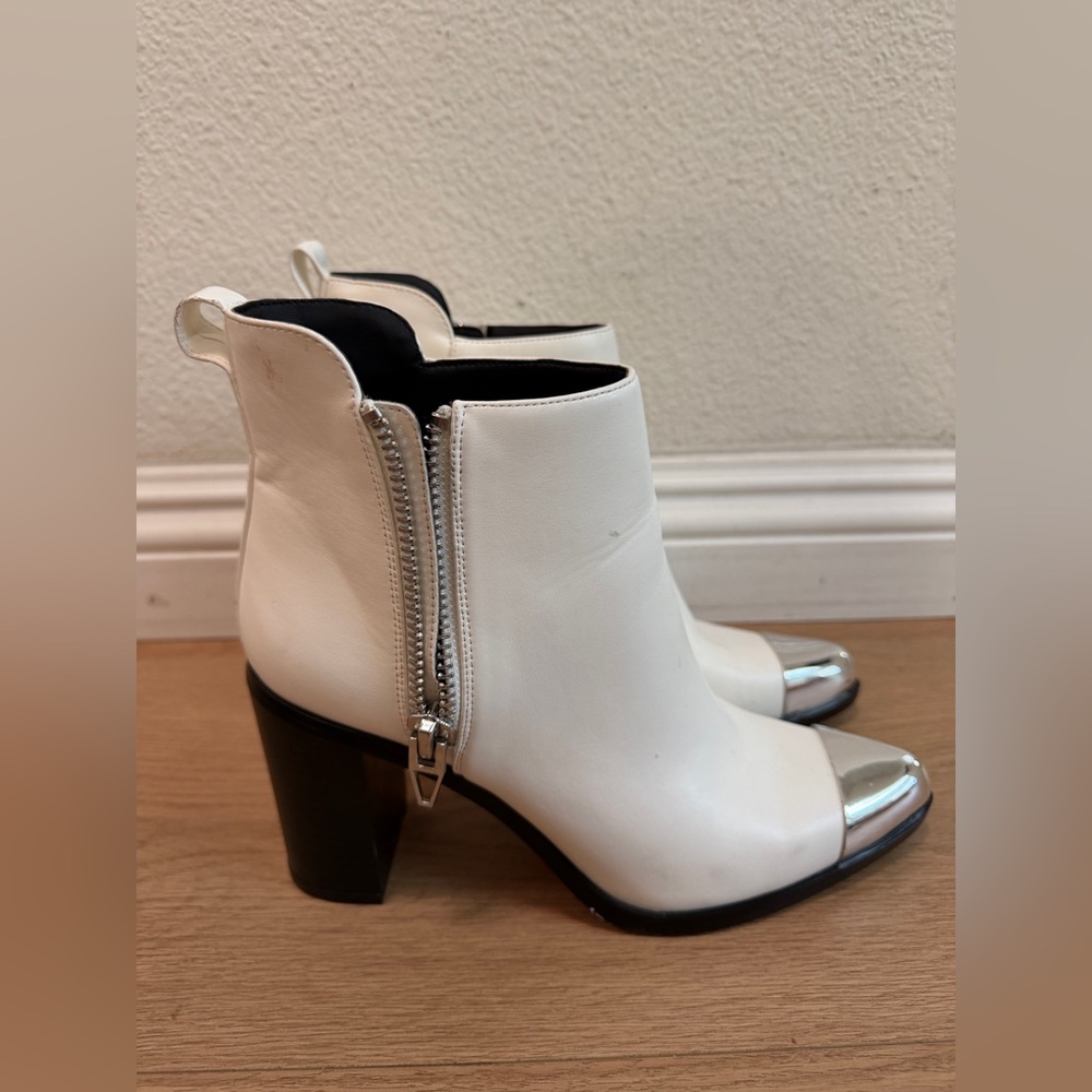 Katy Perry White Ankle Boots Silver Metal Toe Western Booties Size 8 - Picture 3 of 9